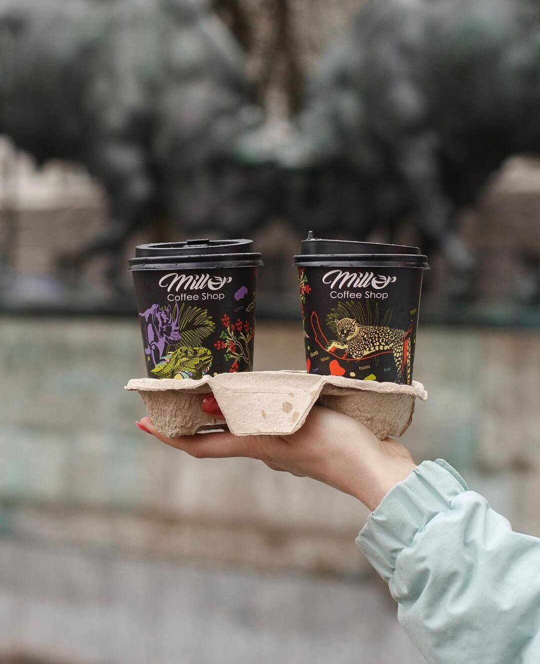 dos-gots-amb-cafe-packaging-dissè dos vasos con cafe packaging diseno