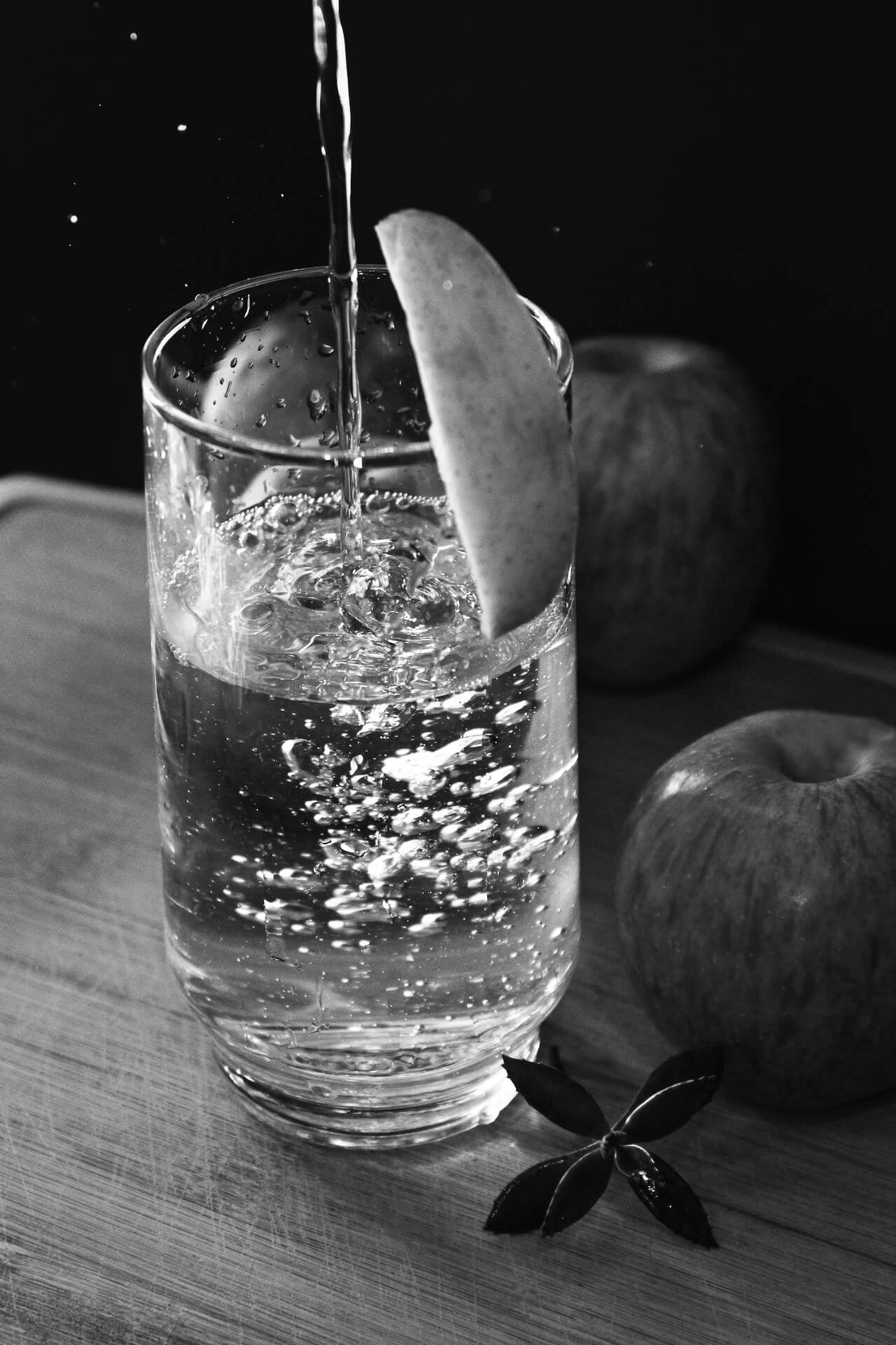 стакан-с-яблоками-фото vazo con manzanas foto